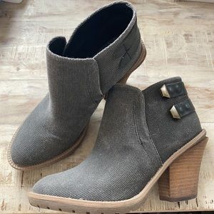 Reaction by Kenneth Cole dark Grey Canvas booties